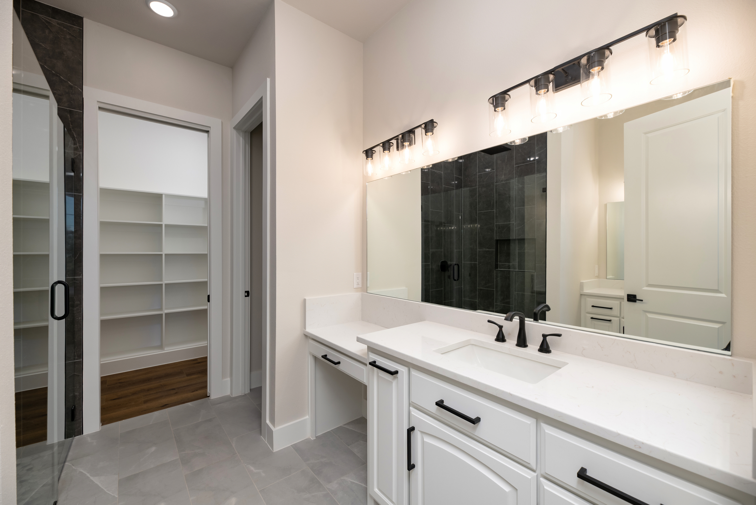 Modern kitchen design by Golden Crest Homes
